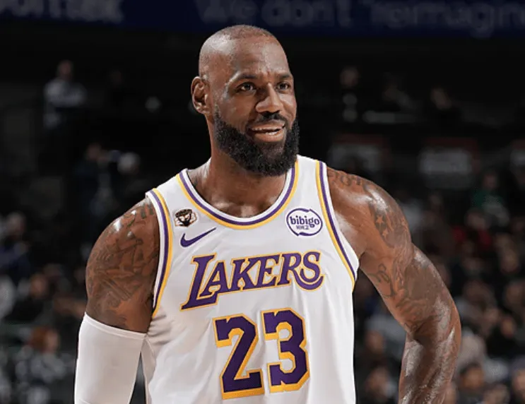 球探体育比分直播-前湖人球员谈詹姆斯罚球少：不能因他更高更壮就不吹